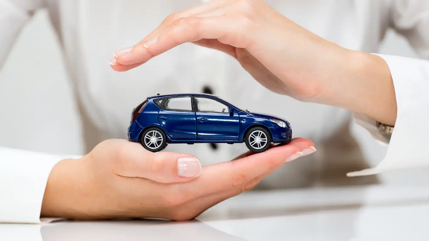 車のおもちゃを手で包みこんでいる