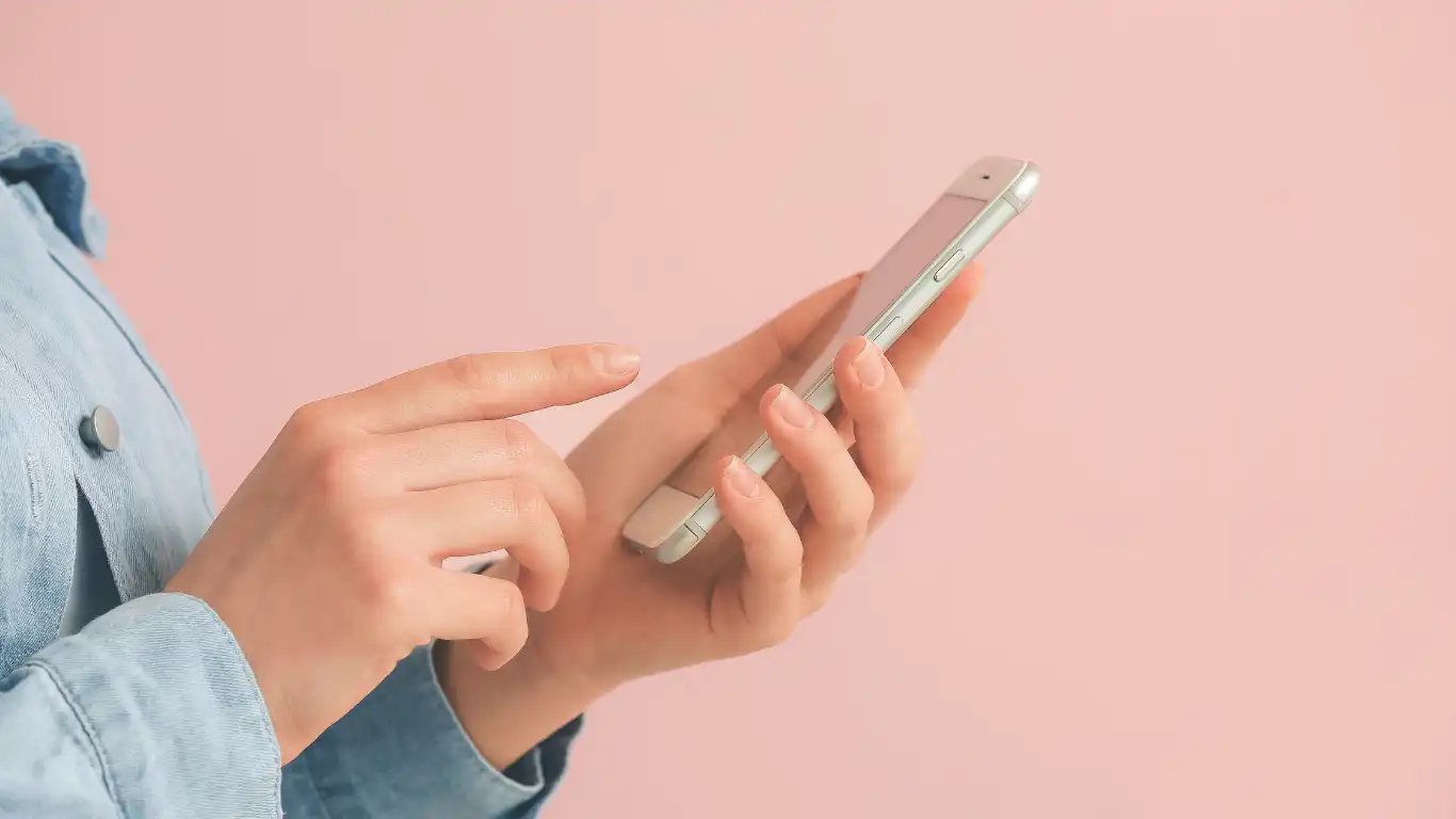 スマートフォンで連絡をとっている