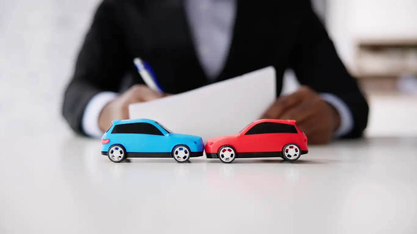 青と赤の車の模型がぶつかっている様子