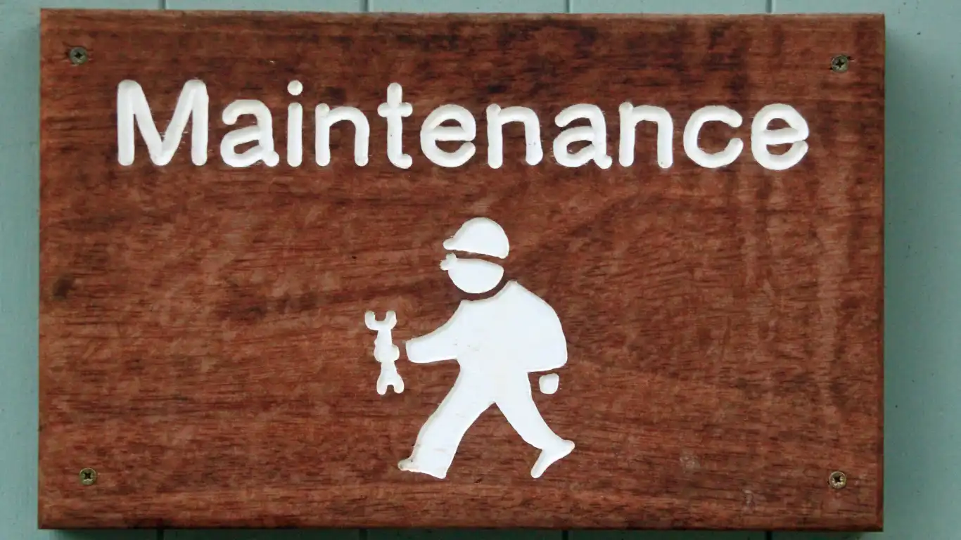 Maintenanceと書かれた小さな木の看板