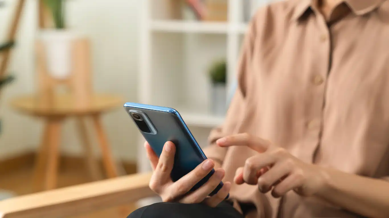スマホを操作している男性