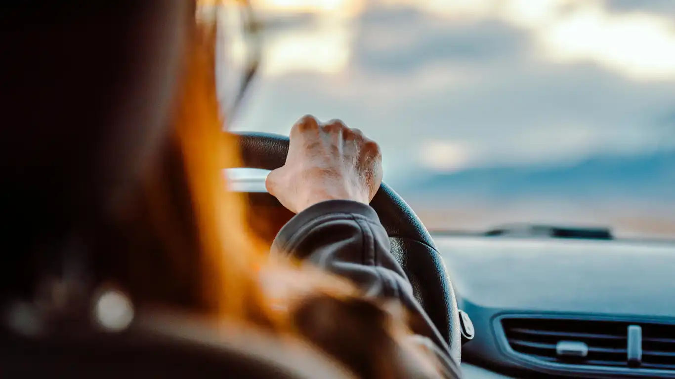 運転中の女性