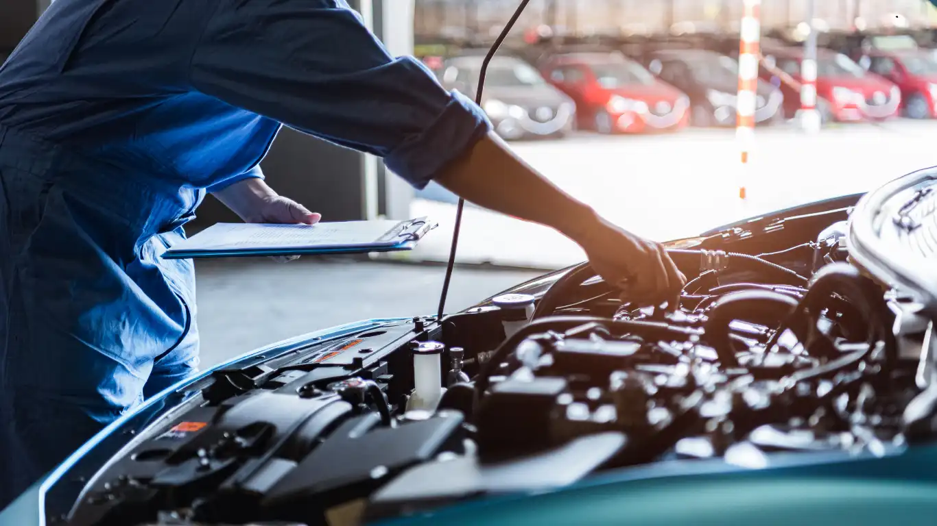 車のエンジンルームをチェックする作業員