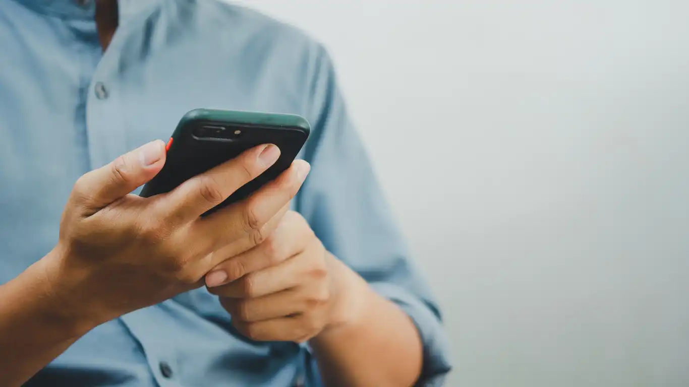 スマートフォンで検索している様子