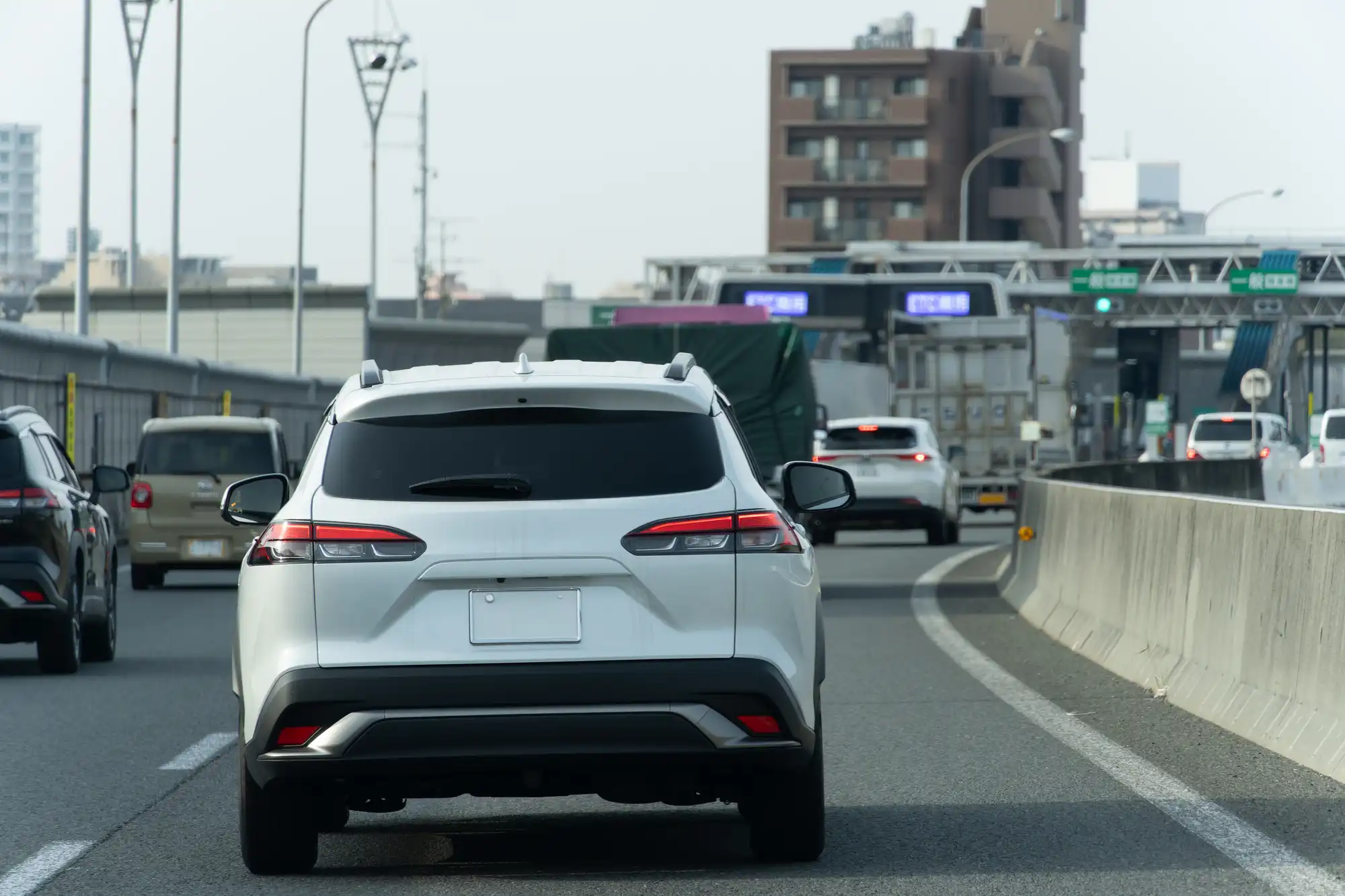 高速道路を走る白いカローラクロス