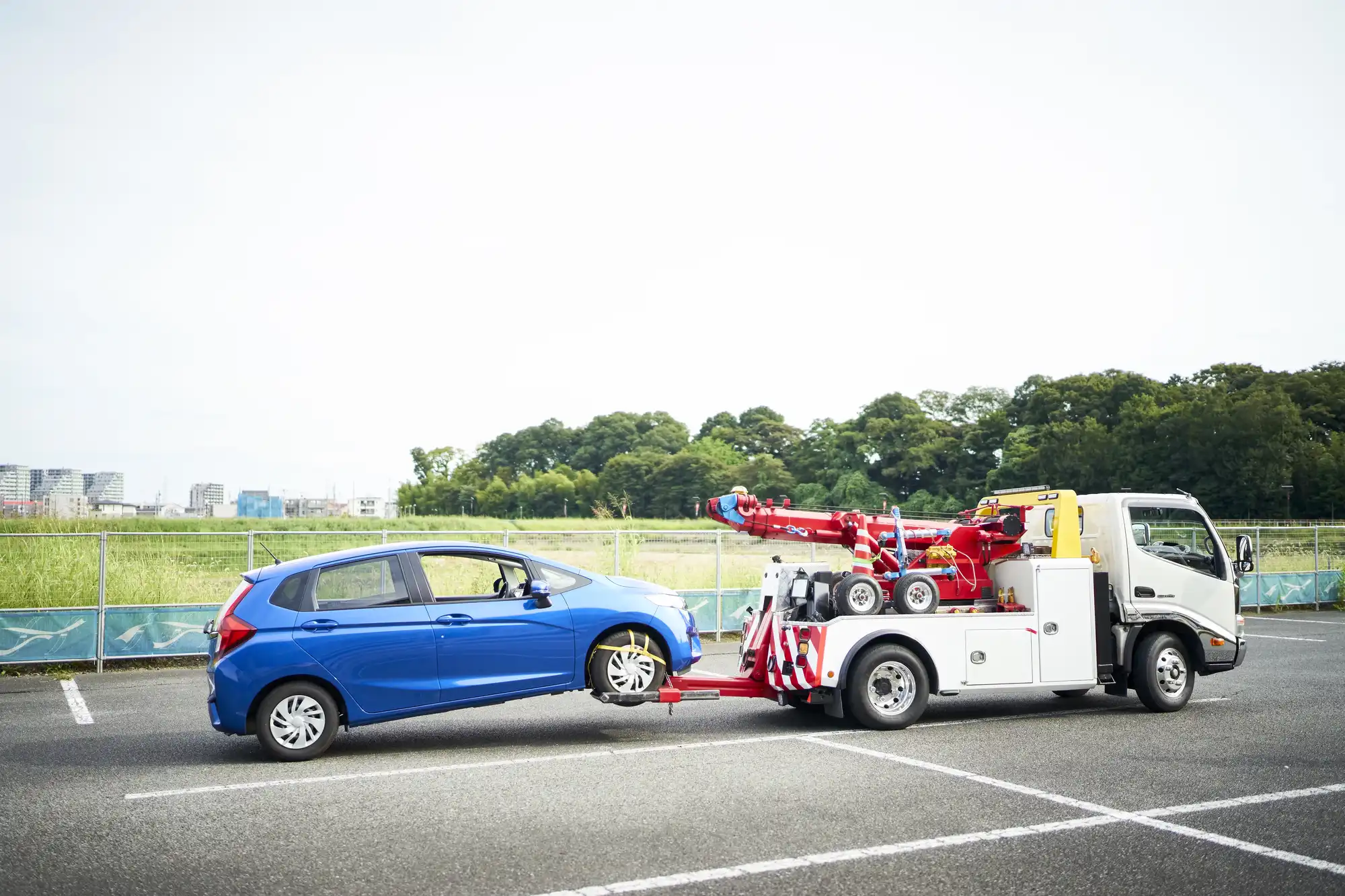 レッカー移動される青の車