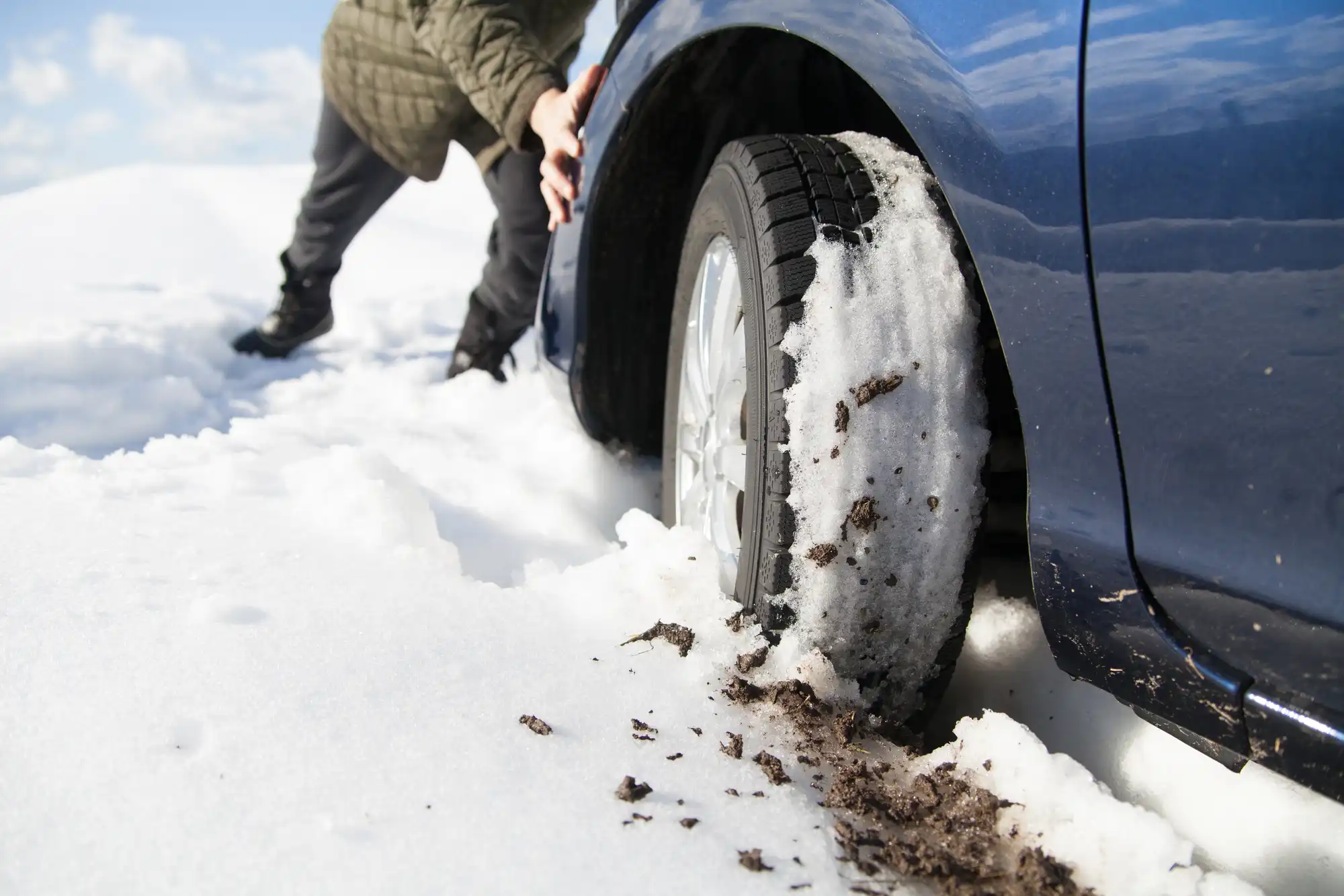 雪道でスタックした車