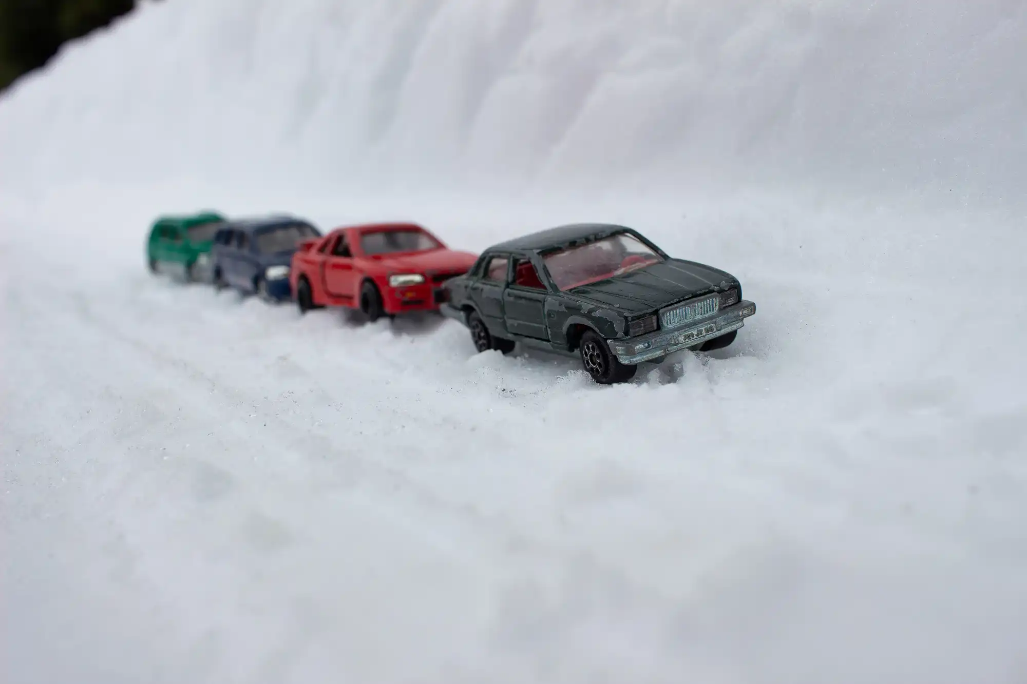 雪道に並べられたミニカー