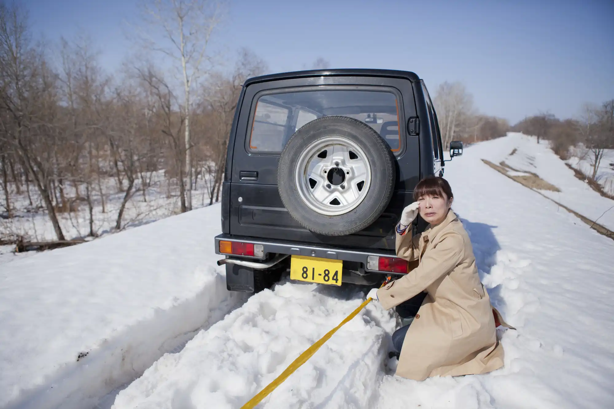 雪道でスタックし牽引する様子