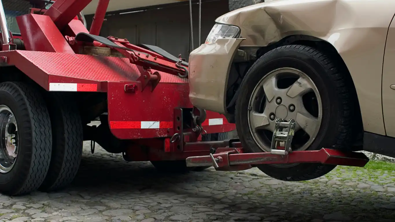 レッカーされるゴールドの車