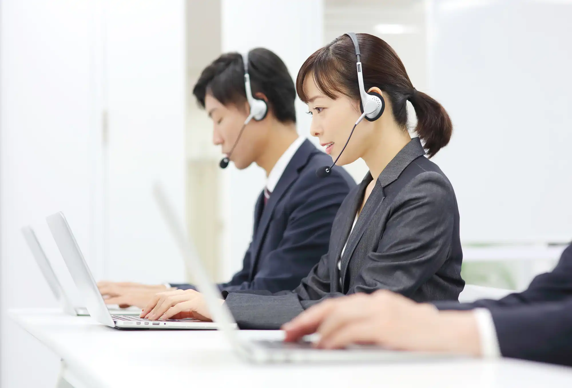 コールセンターにて女性オペレーターが対応している様子