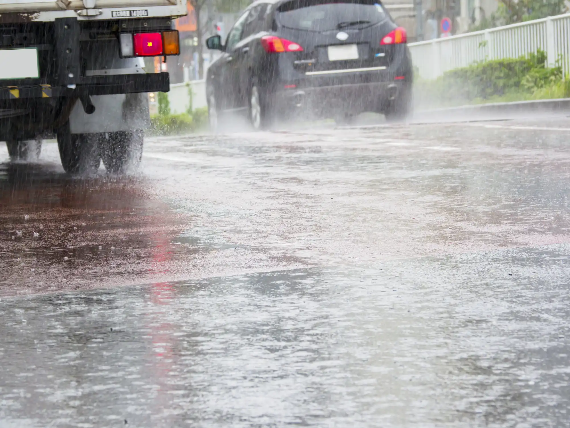 雨の中、車が走っている様子