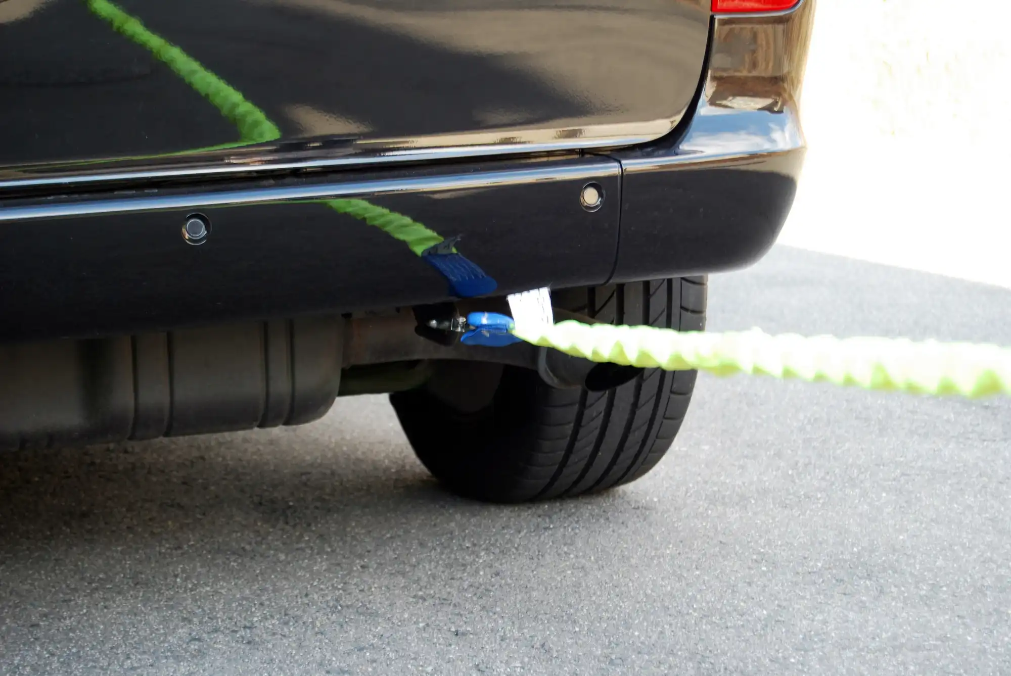 車の後ろにつけた牽引ロープ