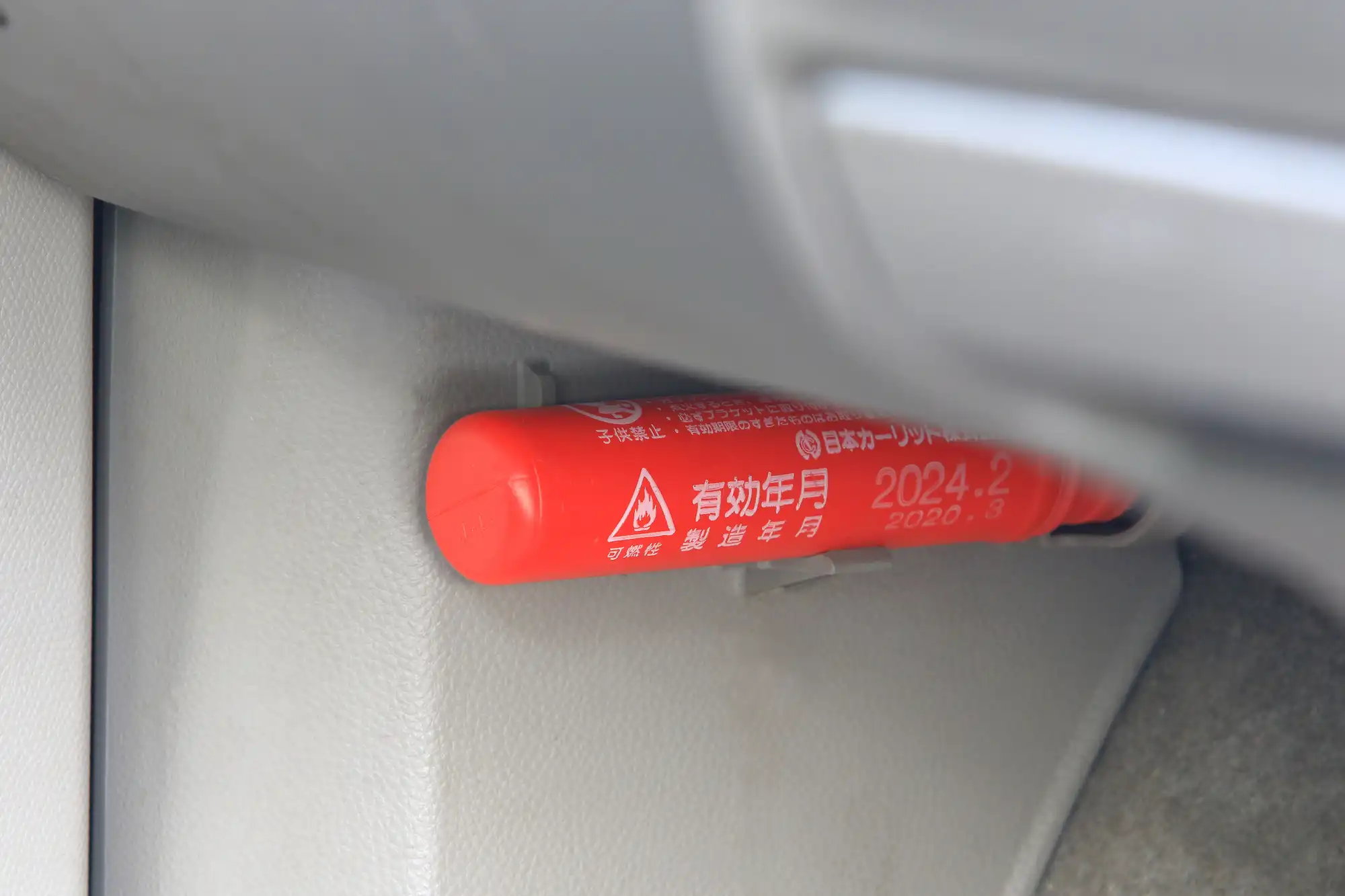 助手席足元にある発煙筒