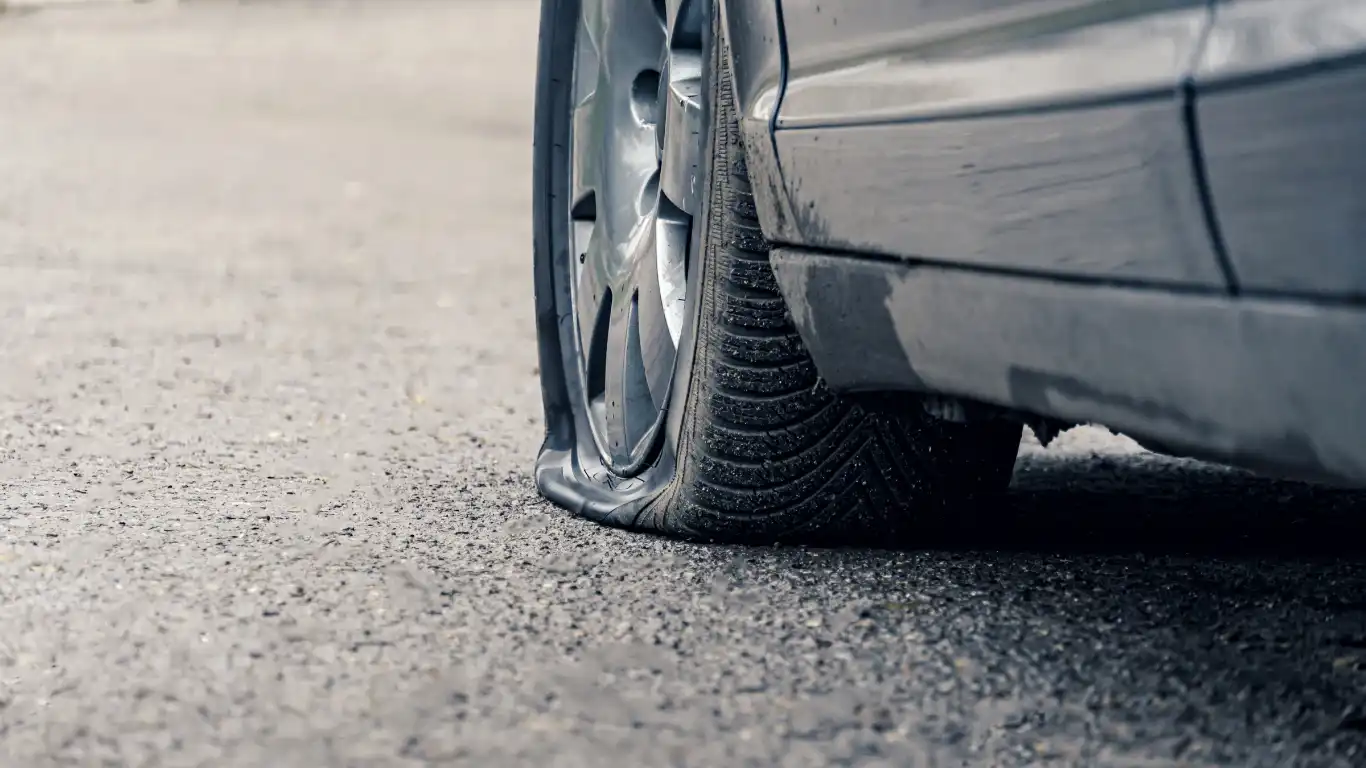 パンクして潰れた前輪