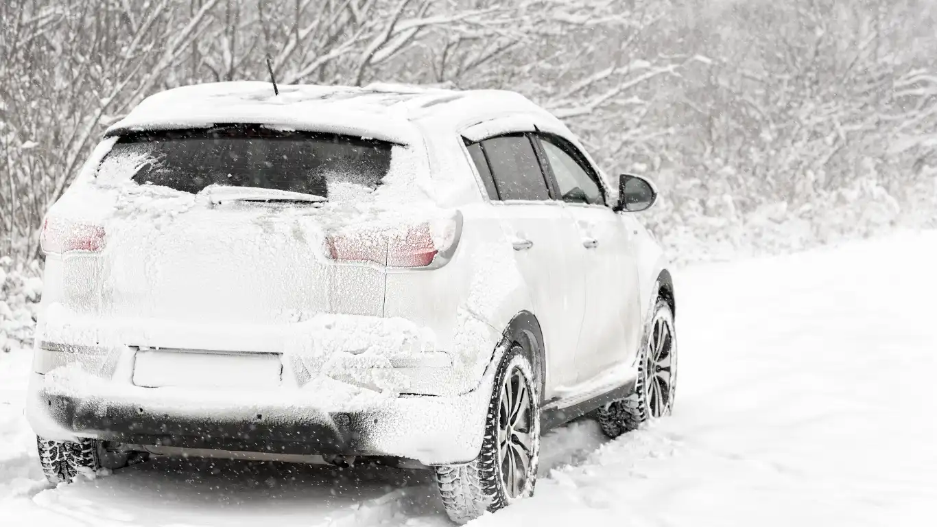 雪道で止まってしまった車