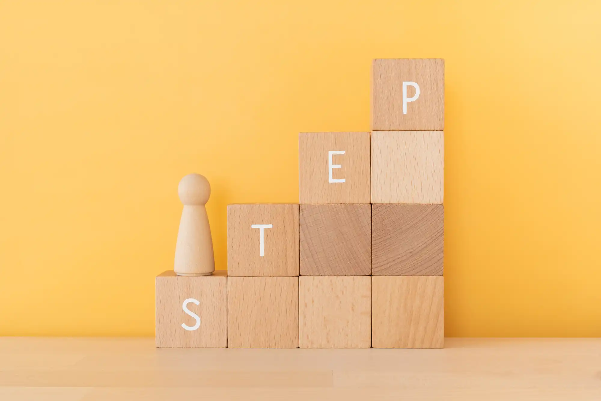 積み木を階段状に置いてSTEPを表現している