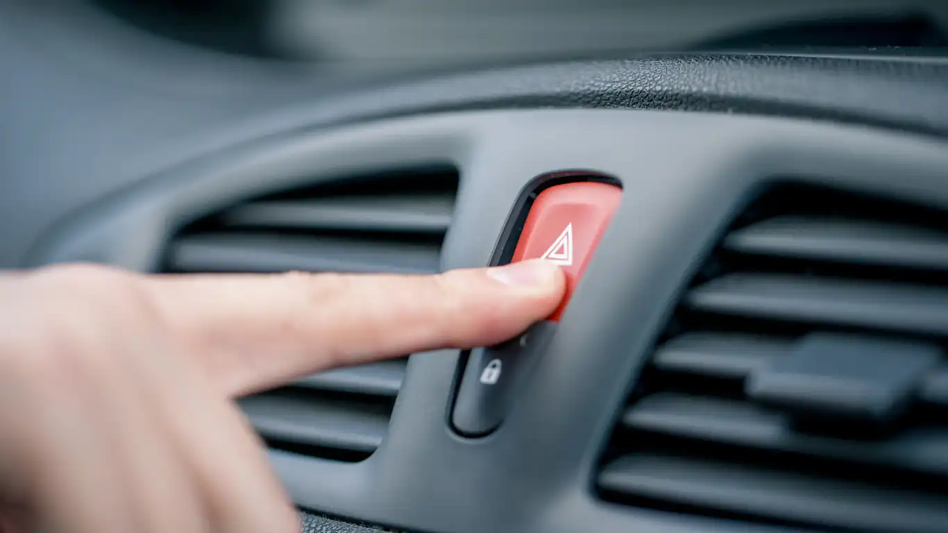 ハザードボタンを押している