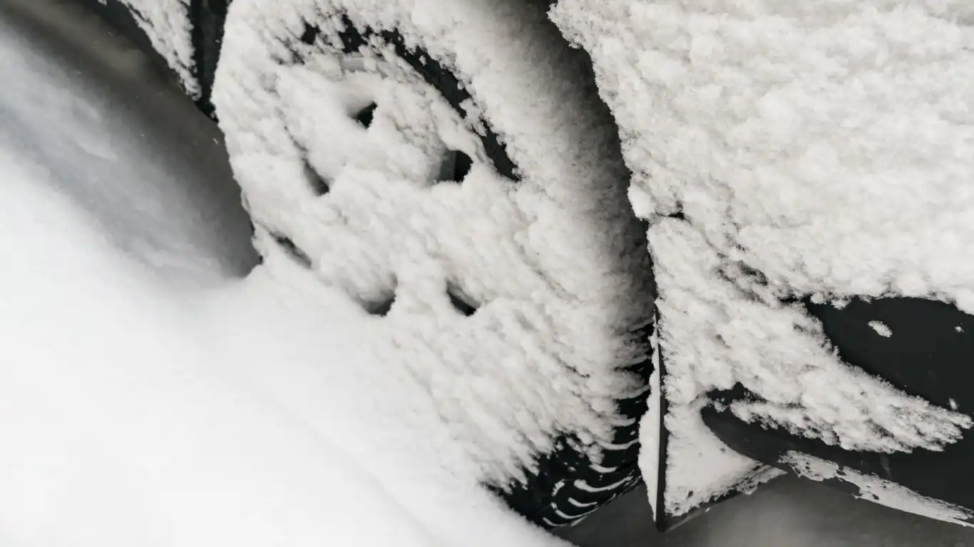 雪道でスタックしている