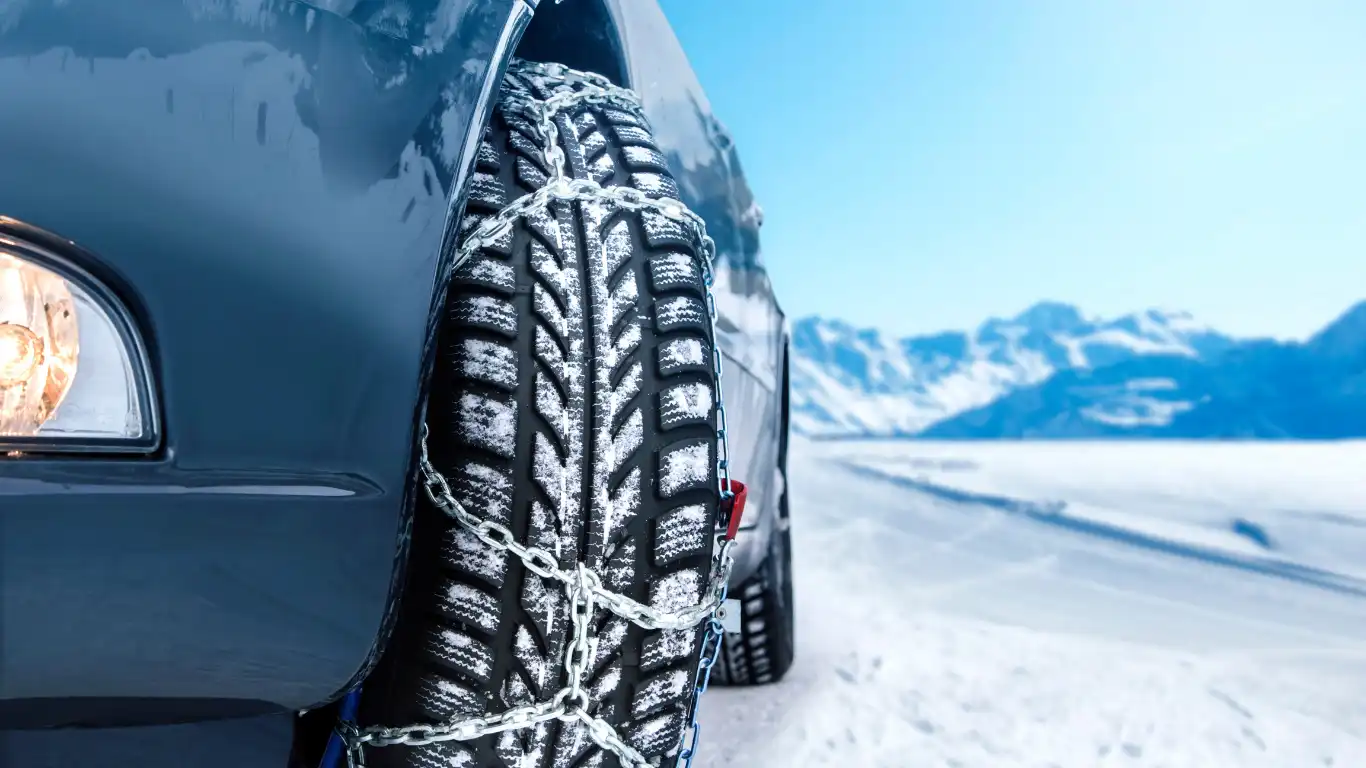 チェーンを巻いたタイヤ