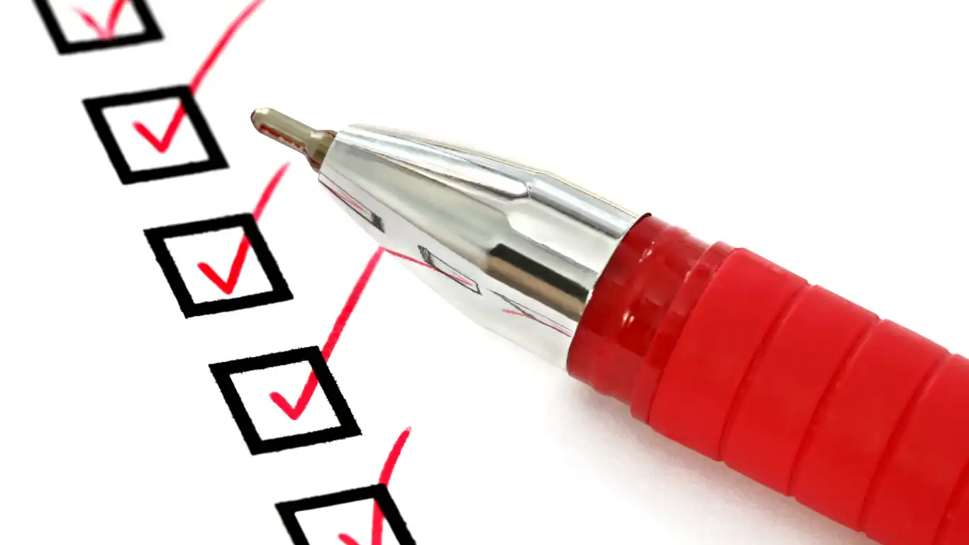 赤ペンでチェックリストに記しをつけている