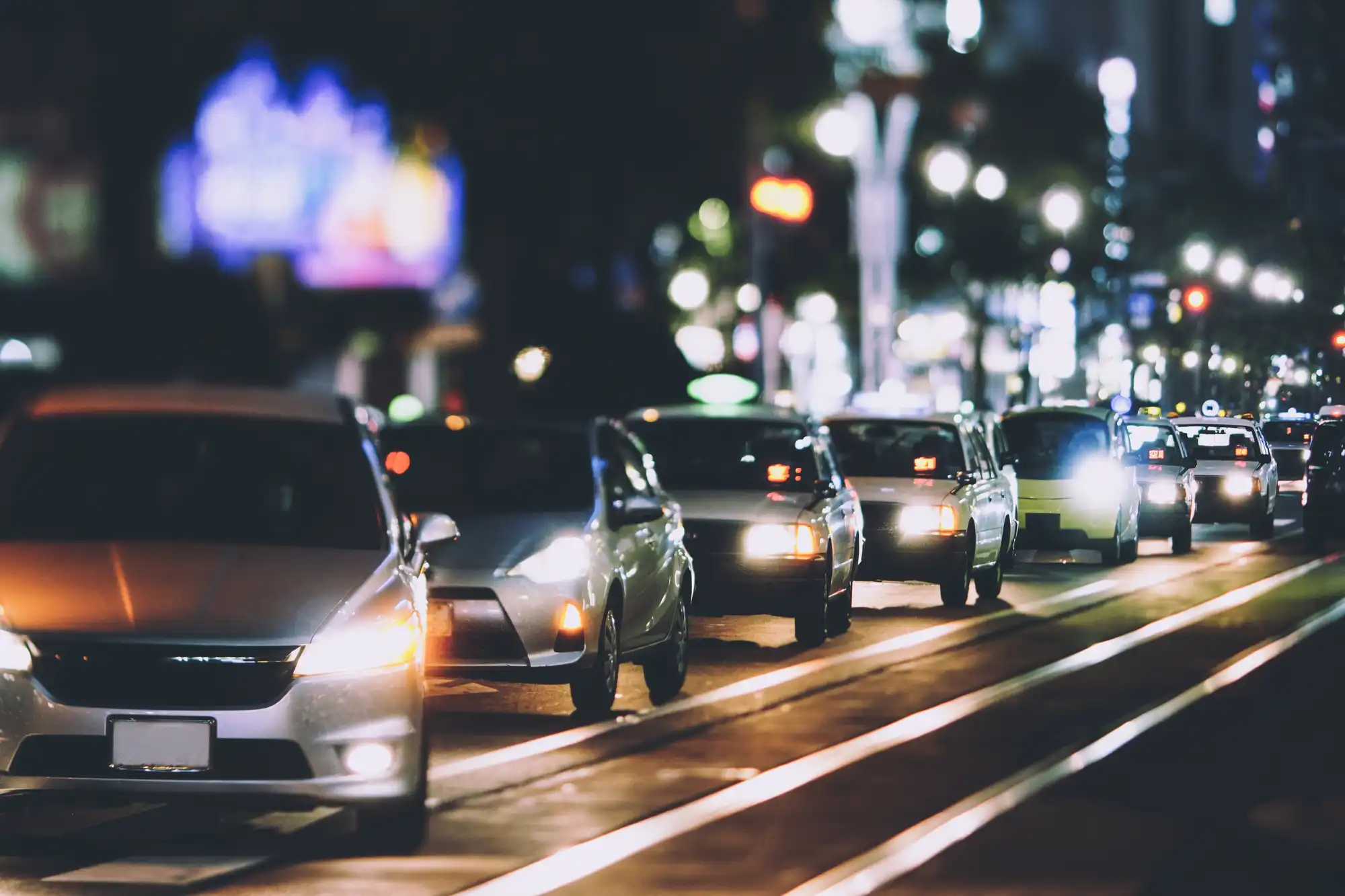 夜間、車が渋滞している様子