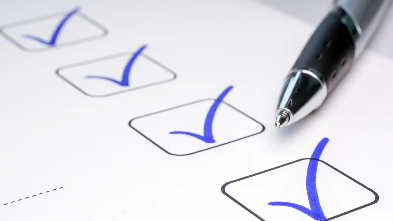 チェックリストに青ペンで印を付けている