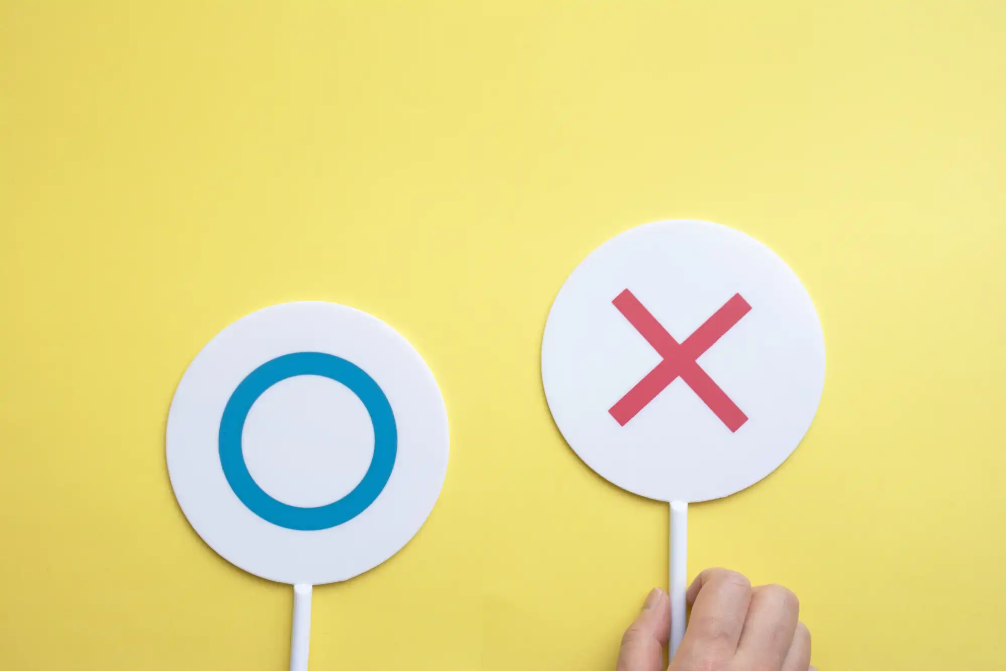 ◯と×が書かれた手札