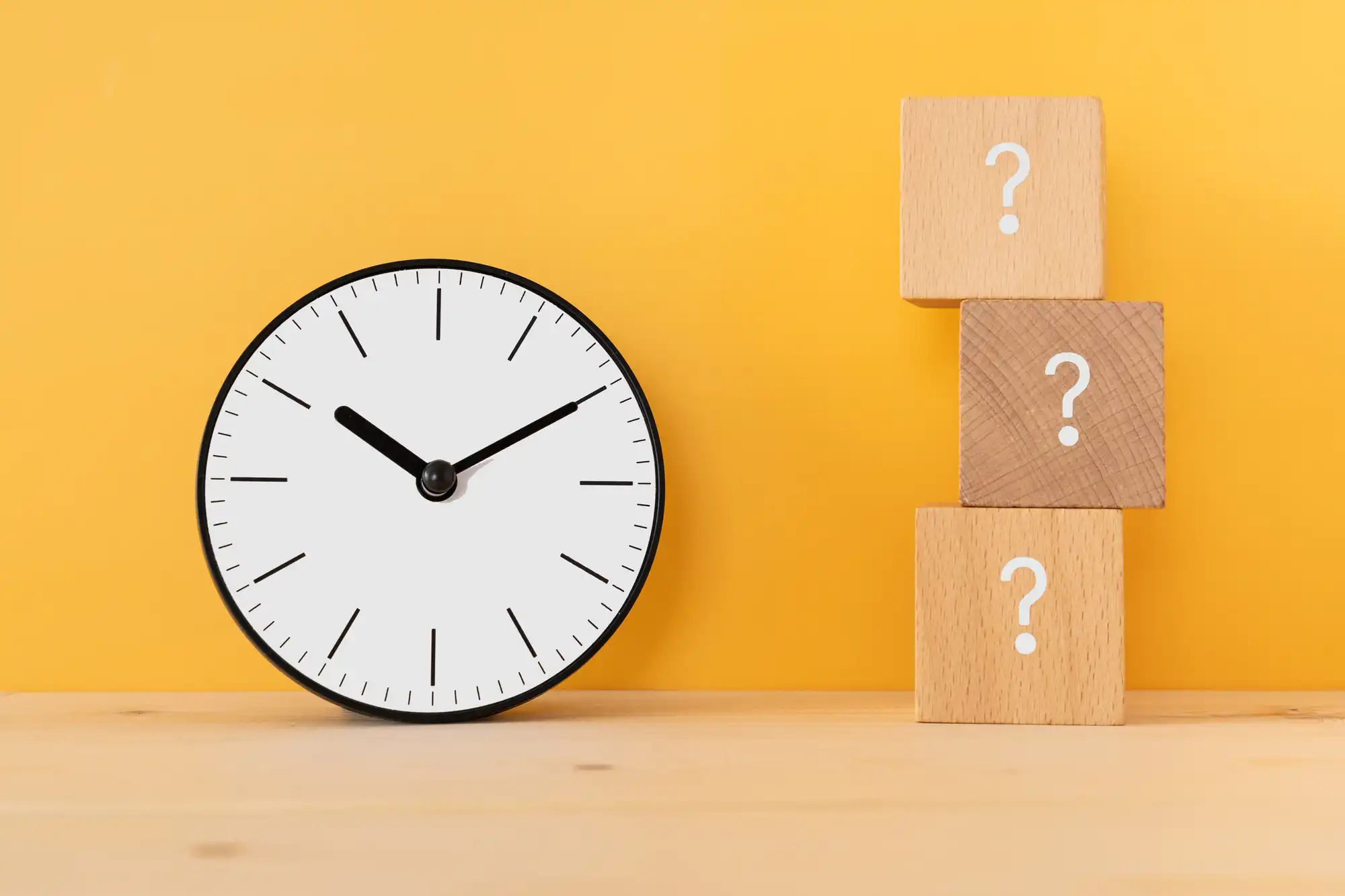 ？が書かれた積み木3個と時計