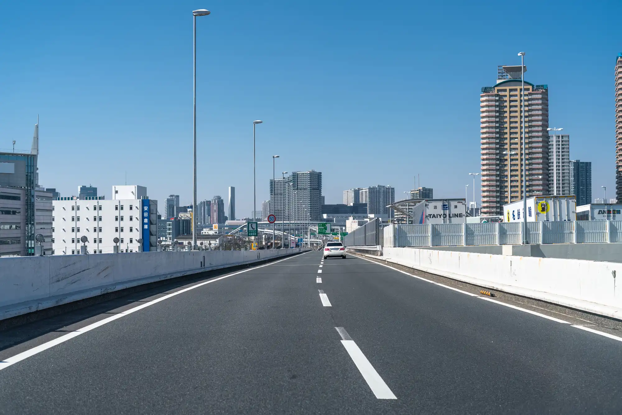 高速道路を走っている車から写した風景
