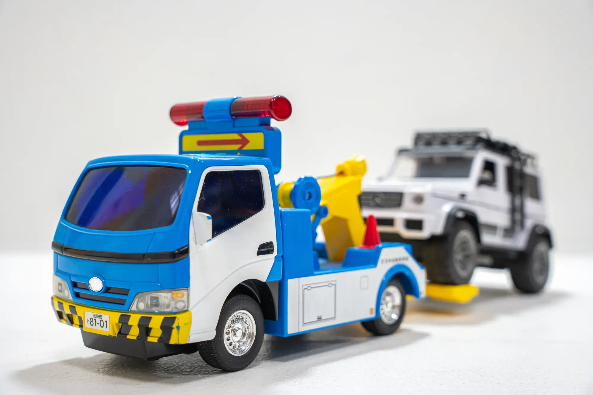 レッカーされる白い車