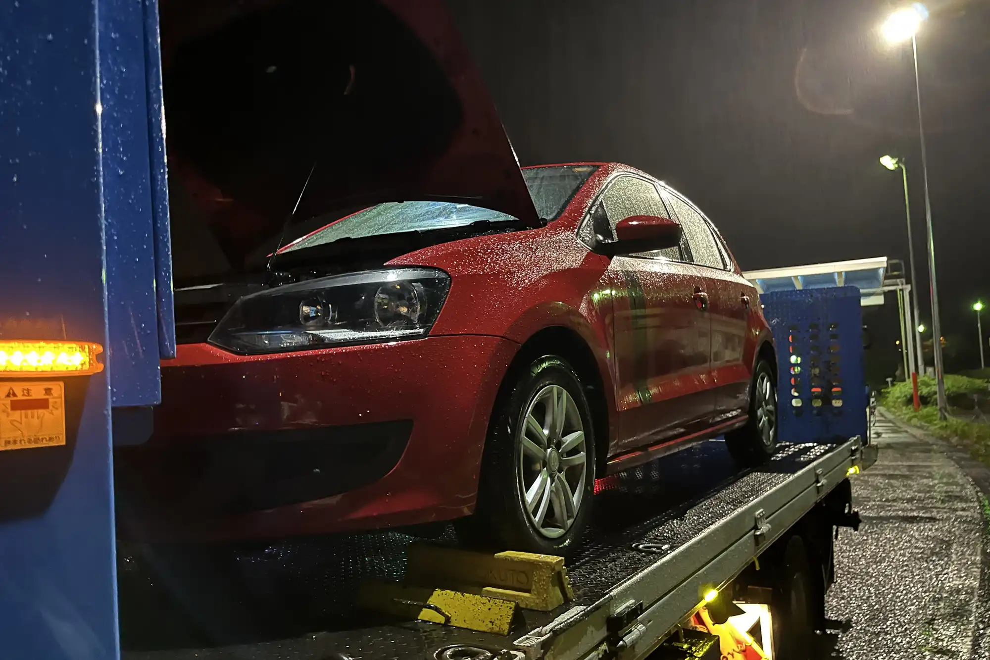 レッカー車に積まれた赤い車