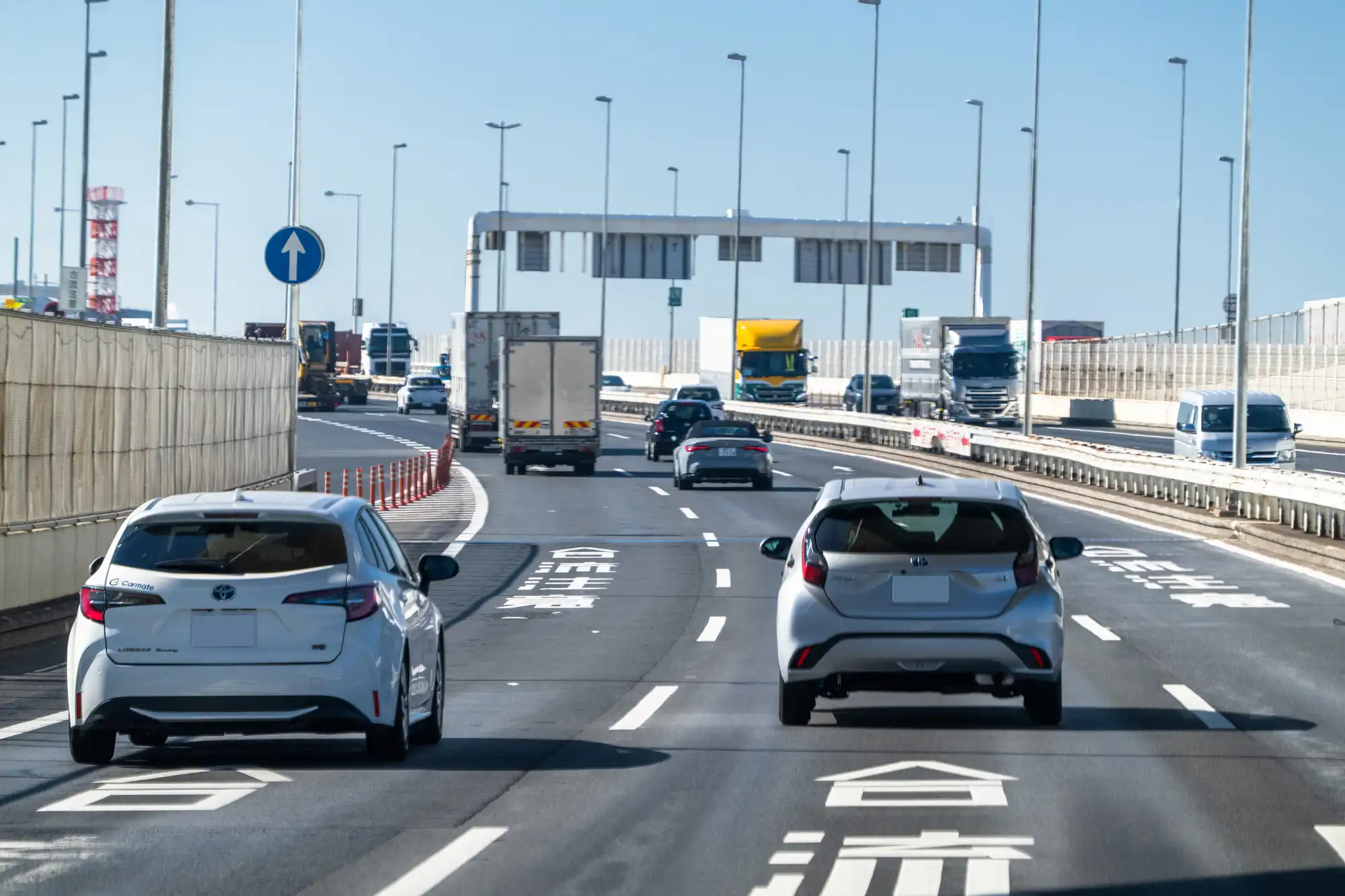 高速道路を走行中の車