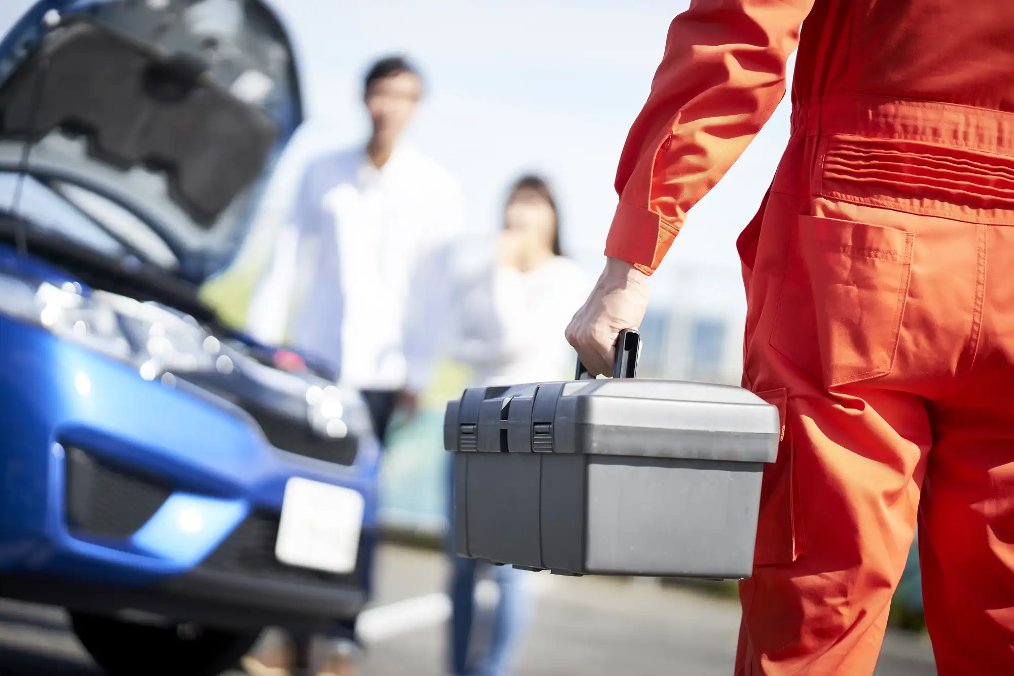 ロードサービスの作業員が現場に着いた様子