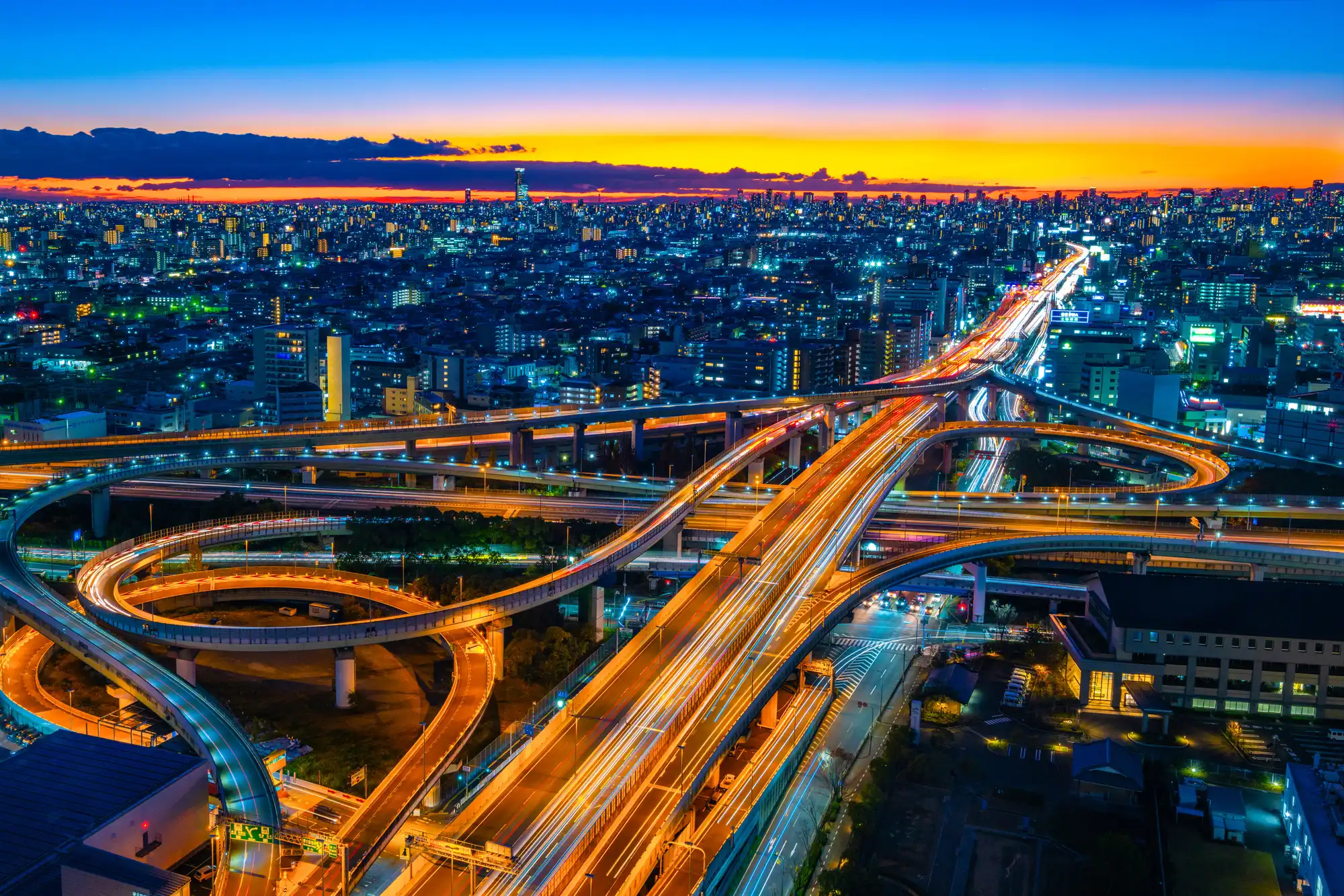 夜の高速ジャンクション