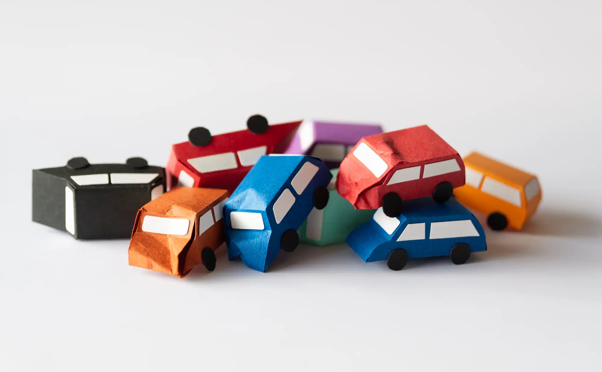 折り紙で作った車をいくつも重ねている