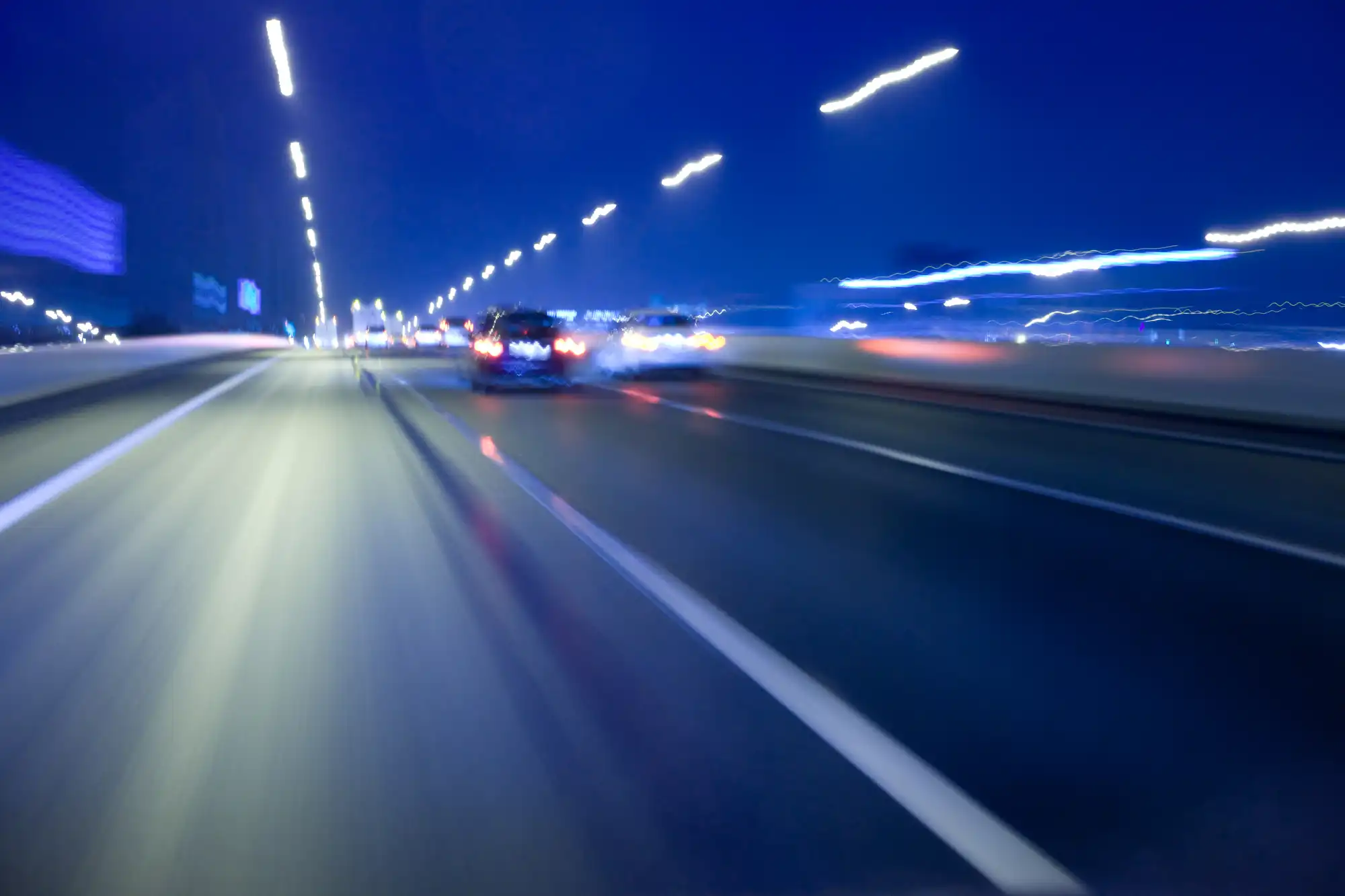 夜間高速道路を走っている様子