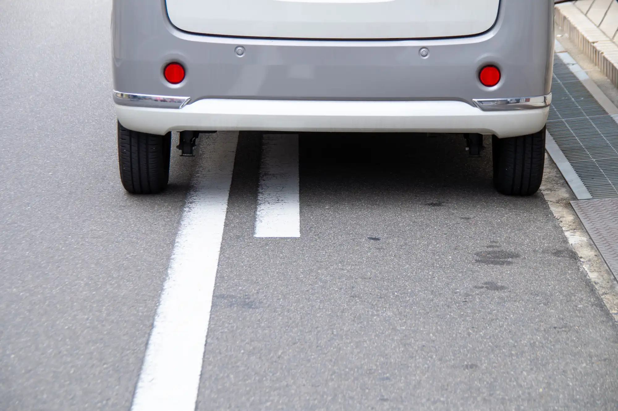 路肩に駐車したグレーの車