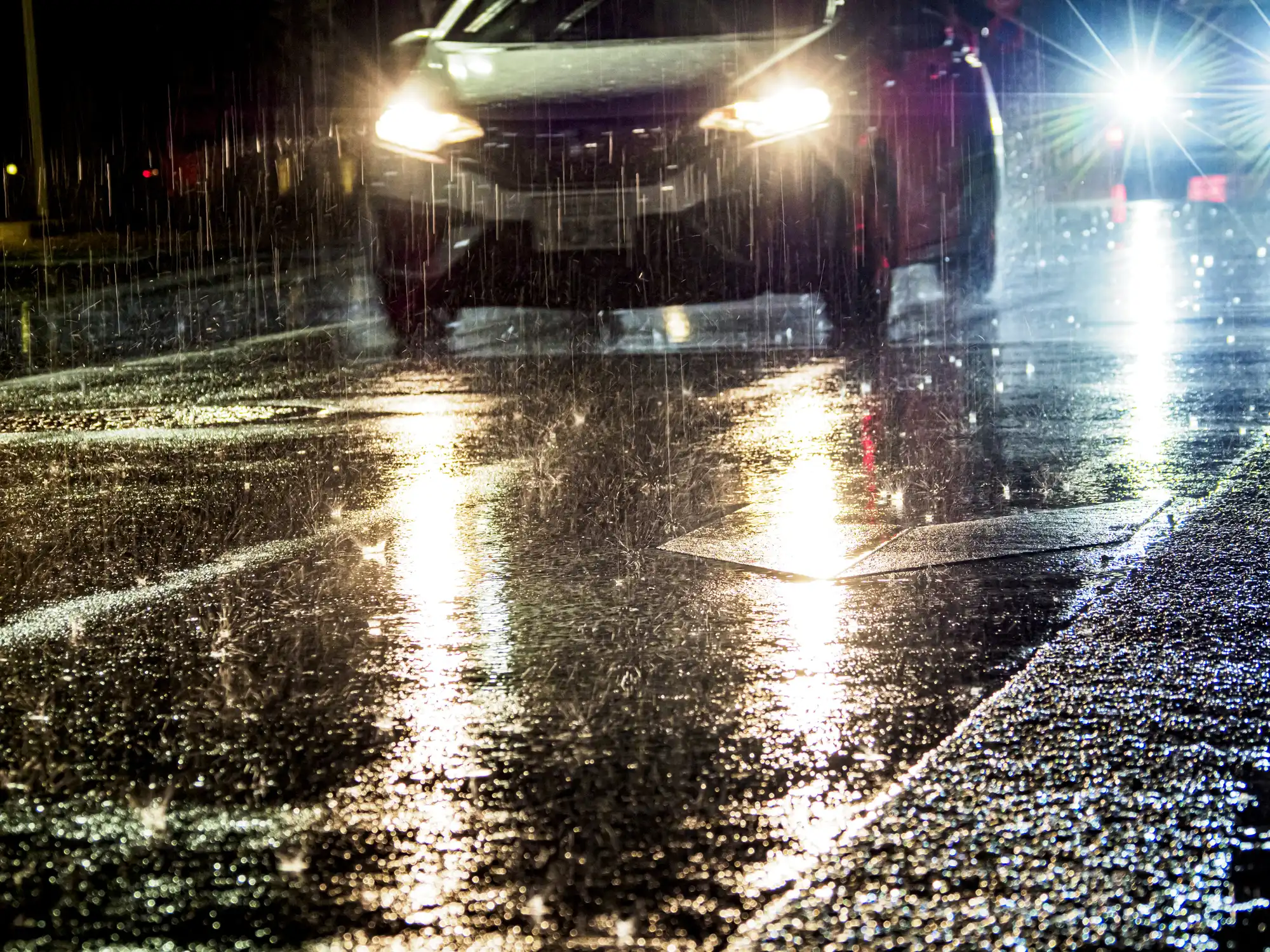雨天・夜間走行する車