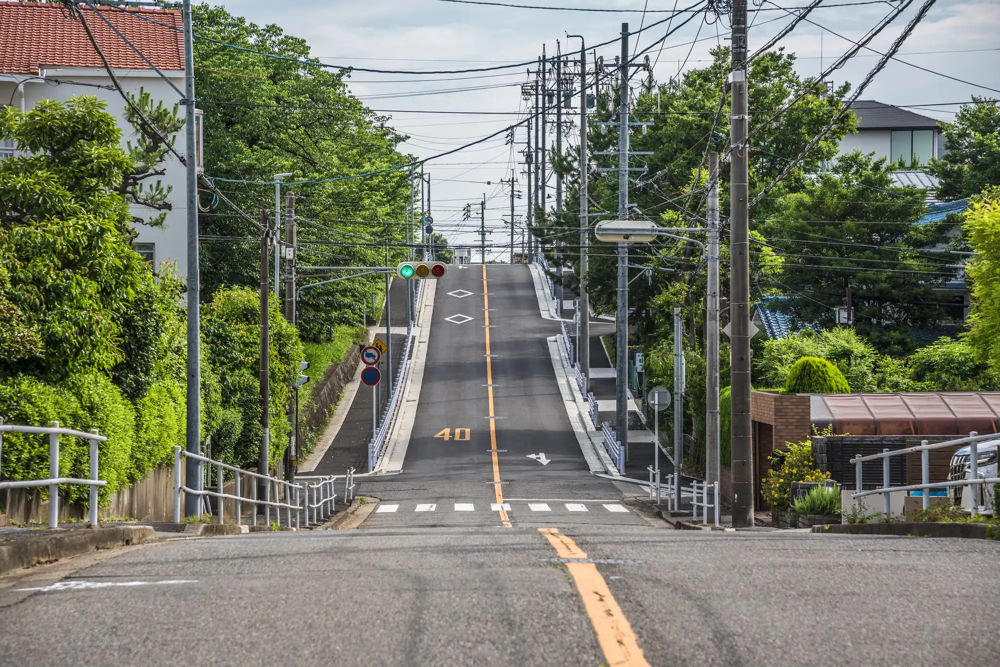 下りから上りに変わる一本道