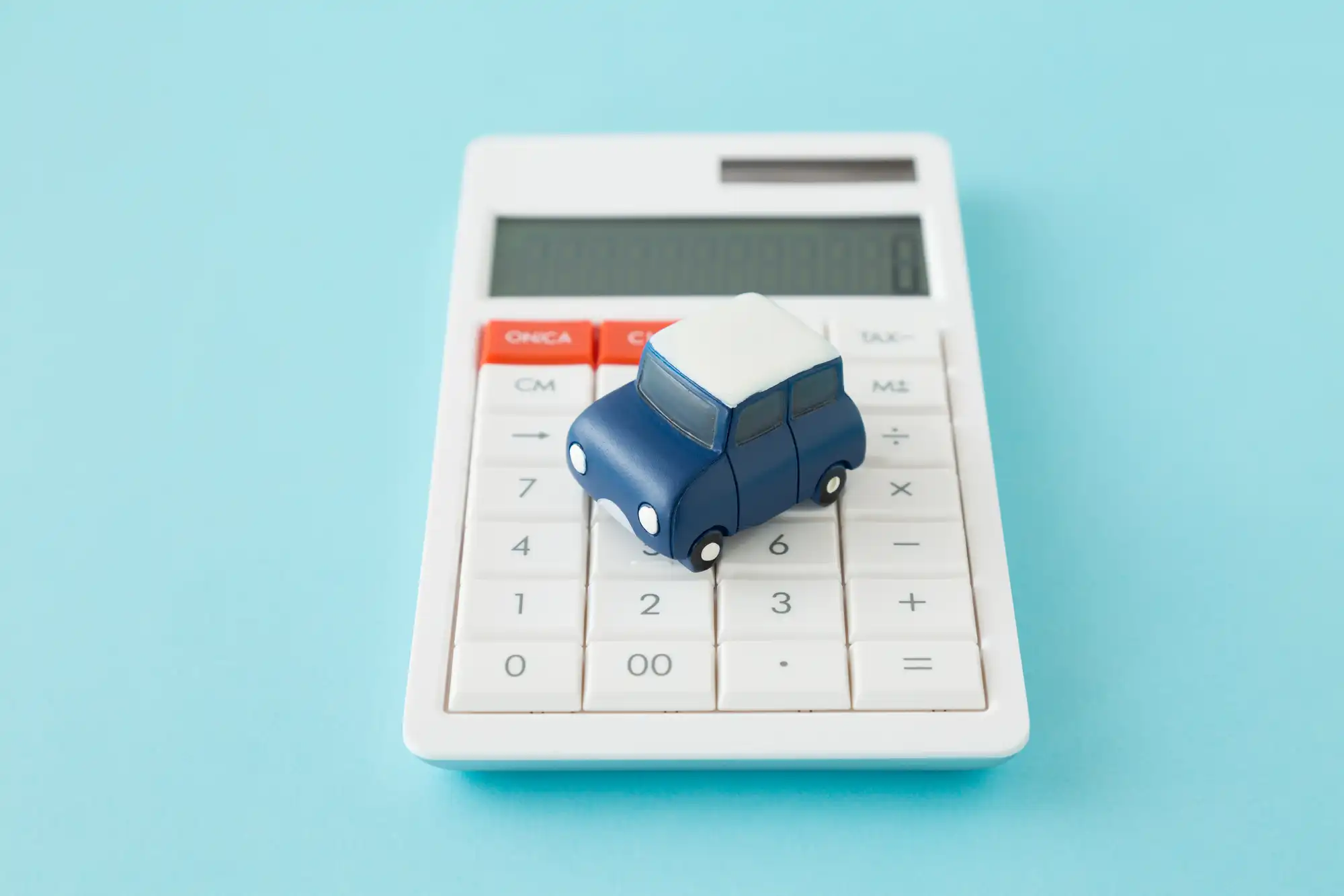 電卓の上に乗ったミニカー