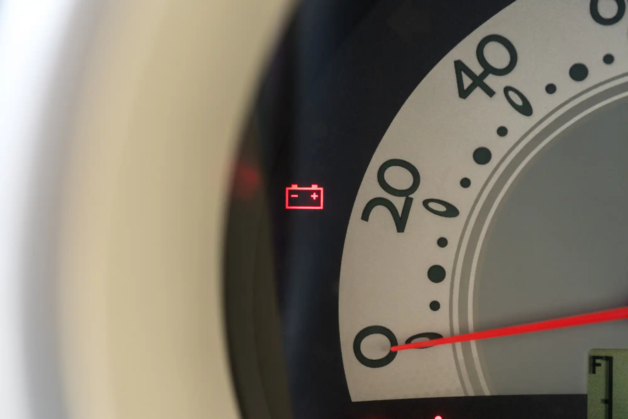 バッテリー上がり後の点検｜充電警告灯・電圧の一般目安・再発防止の小ワザ